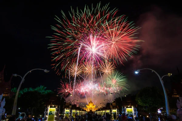 Πολύχρωμο ουράνιο τόξο πυροτεχνήματα το νέο έτος 2018 εκδηλώσεις στο Royal — Φωτογραφία Αρχείου