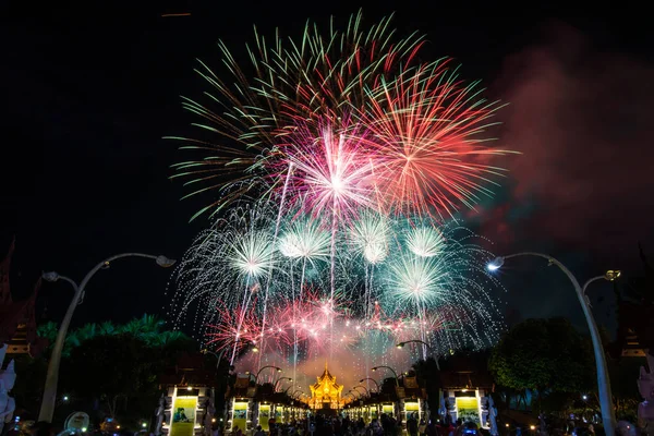 Fuochi d'artificio colorati per il nuovo anno 2018 Eventi al Royal — Foto Stock