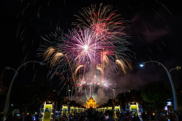 Πολύχρωμο ουράνιο τόξο πυροτεχνήματα το νέο έτος 2018 εκδηλώσεις στο Royal — Φωτογραφία Αρχείου