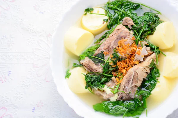 Sarmaşık kabağı çorbası, yumuşak beyaz fasülye ve domuz kemiği.