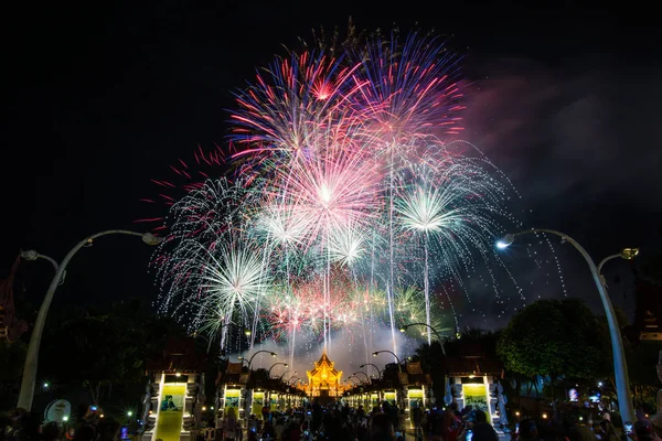 Színes Rainbow tűzijátékok az új év 2018 események Royal — Stock Fotó