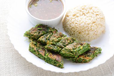 Karides ezmesi sosu ve tırmanma gıdık (Akasya Pe ile kızarmış yumurta