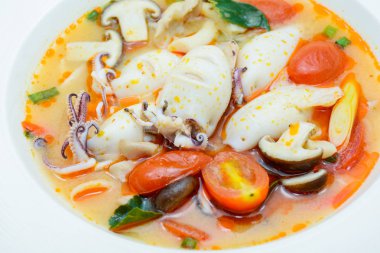 Kalamar ve limonlu baharatlı çorba, mantar, domates ve h
