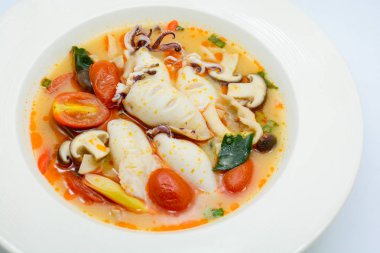 Kalamar ve limonlu baharatlı çorba, mantar, domates ve h