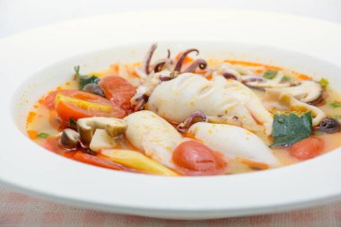 Kalamar ve limonlu baharatlı çorba, mantar, domates ve h