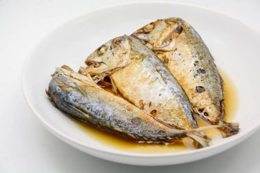 Beyaz tabakta kızarmış uskumru. Kızarmış balık.
