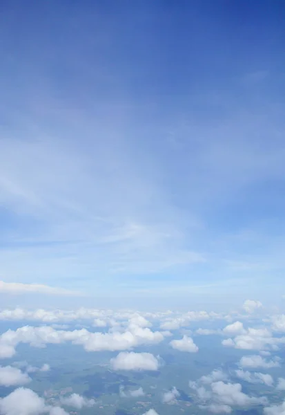 구름이 덮인 아름다운 푸른 하늘 — 스톡 사진