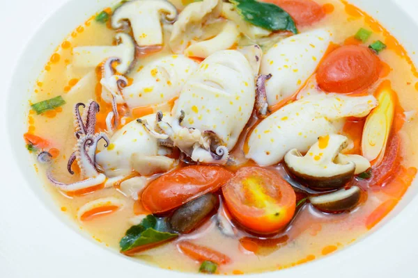 Kalamar ve limonlu baharatlı çorba, mantar, domates ve h