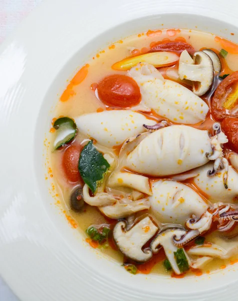 Kalamar ve limonlu baharatlı çorba, mantar, domates ve h