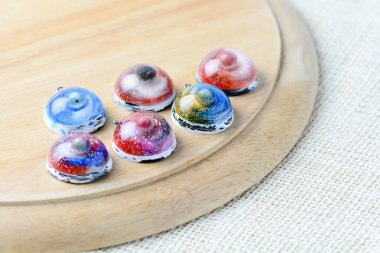Reçin, parıltı ve pigment po kullanarak galaksi içecek bardak oluşturun