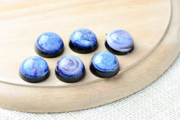 Create galaxy drink coasters using resin, glitter and pigment po — Stock Photo, Image