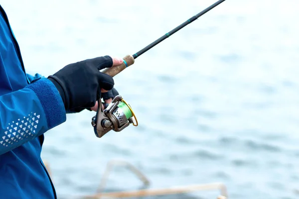 Риболовля Руки Людини Тримають Рибальський Стрижень Колесо Крупним Планом — стокове фото