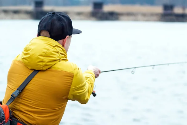 Fischerei Fischer Einer Gelben Jacke Mit Angelrute — Stockfoto