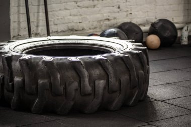 Crossfit lastiği. Bir spor salonunda eğitim için ağır lastik.