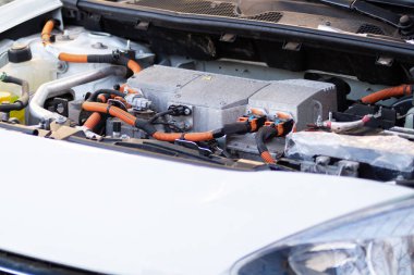 Elektrikli araba motoru. Açık kapüşonlu elektrikli araba. Closeup.