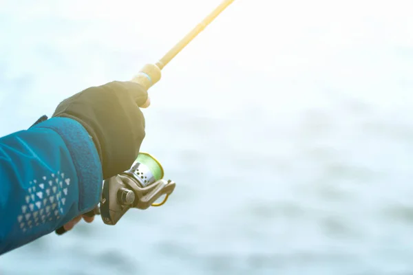 Риболовля Руки Людини Тримають Рибальський Стрижень Колесо Сонячних Променях Крупним — стокове фото