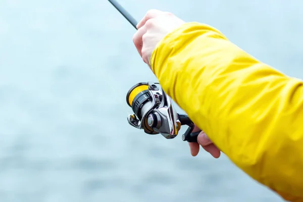 Pesca Las Manos Del Hombre Sostienen Una Caña Pescar — Foto de Stock