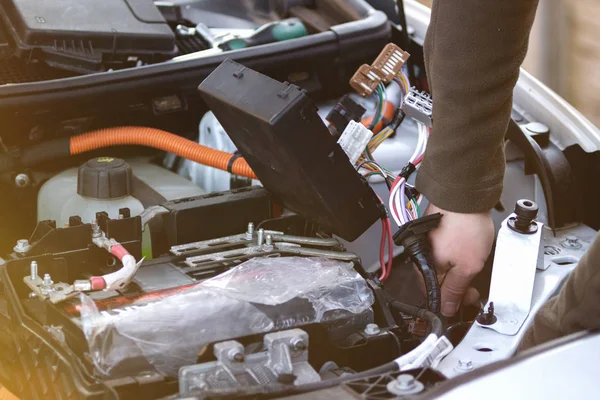 Mechaniker Überprüfen Die Sicherung Des Elektroautos — Stockfoto