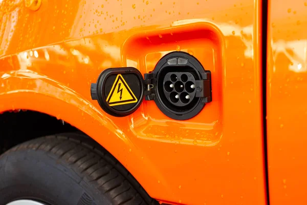 Elektrikli bir arabanın güç soketi. Görüntüyü kapat.