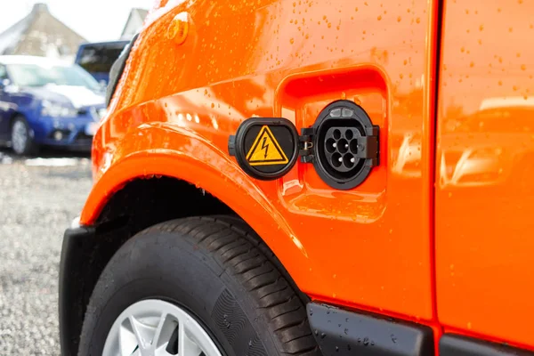 Elektrikli bir arabanın güç soketi. Görüntüyü kapat.