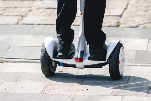 Piedi Ragazza Sella Elettrico Mini Hoverboard Scooter Sulla Strada Trasporto — Foto Stock