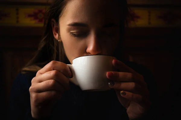 Jovem Bebendo Café Uma Xícara Branca Pequena Fechar — Fotografia de Stock