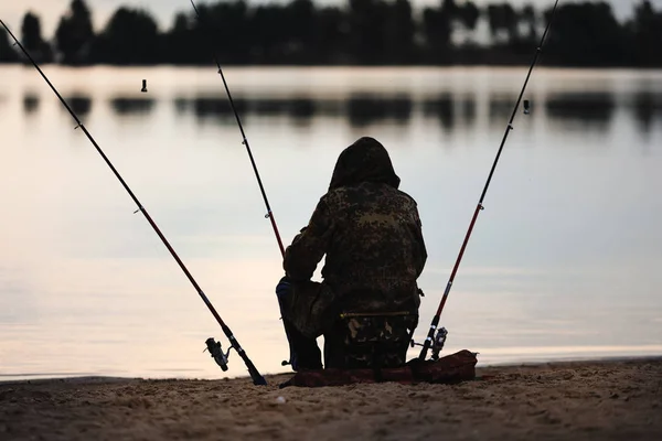 Pesca Pescador Pescando Con Tres Cañas Pescar Atardecer Junto Río —  Fotos de Stock