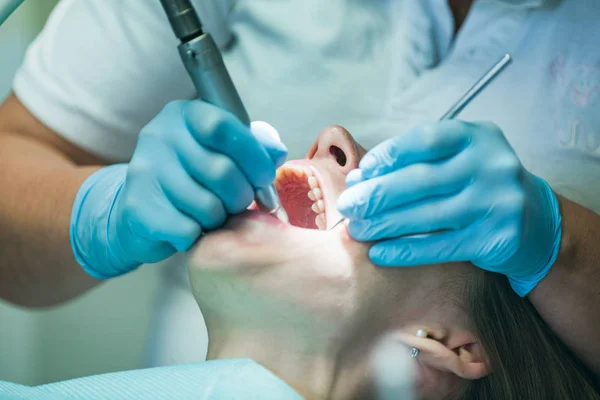 Rapariga Recebendo Tratamento Dentário Visão Geral Prevenção Cárie Dentária Uma Fotografia De Stock