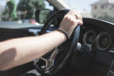 Araba kullanan adam, direksiyonu tutan sağ el