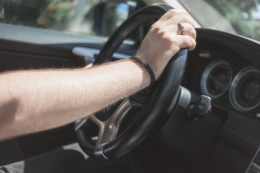 Bir ca içinde direksiyon simidi üzerinde sürücünün elleri