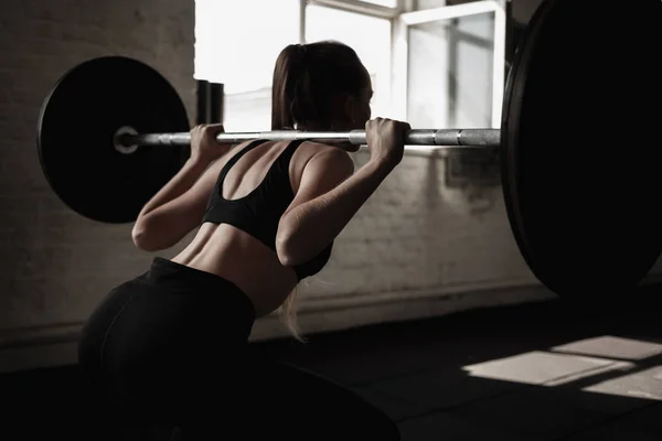Attraktive Junge Sportliche Frau Trainiert Fitnessstudio Crossfit Training Muskulöse Frau — Stockfoto