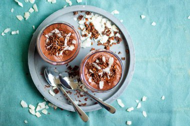 Hindistan cevizi krem ile ev yapımı Vegan çikolata mousse