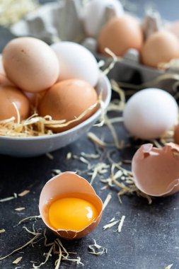 Taze organik çiğ yumurta, beyaz, bej ve kahverengi, bir kırık