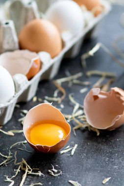 Taze organik çiğ yumurta, beyaz, bej ve kahverengi, bir kırık