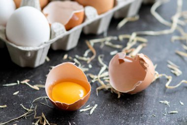 Taze organik çiğ yumurta, beyaz, bej ve kahverengi, bir kırık