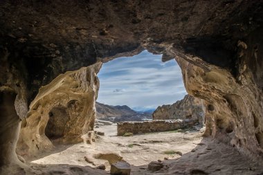 Mağaradan dağ manzarası