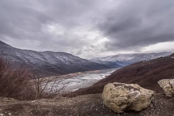 Karlı dağların arasındaki nehir