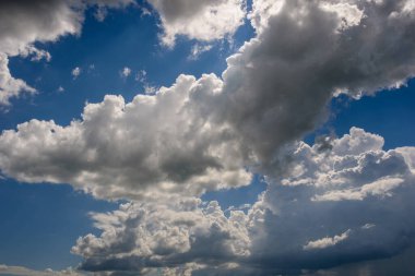 # Gökyüzü bulutlarla dolu #