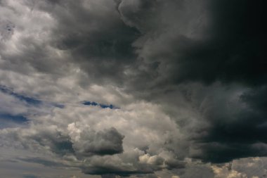 # Gökyüzü bulutlarla dolu #