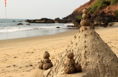 hindistan'da boş plajda deniz tarafından kumlu kale 