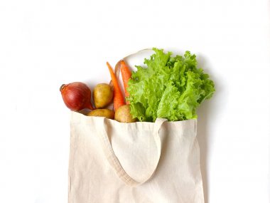 alışveriş için bir keten çanta sebze. vegitarian salatası için taze malzemeler