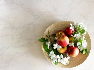 elma ve bir m üzerinde çiçekaçan elma ağacı dalları ile ahşap plaka