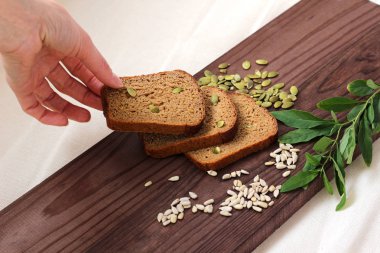 çavdar ekmeği dilimlenmiş parçalar ahşap bir kesme tahtası üzerinde yatıyor. el p