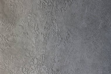 Şık kahvaltı, bir fincan çay, Masa örtüsü, çiçek şakayık ve yaprakları beyaz bir masada. Sabah havasında. parlak güneşte tek başına Kahvaltı, aydınlık servis yemekleri.