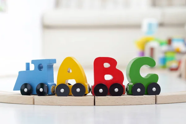 Litery alfabetu pociąg na szynach w pokoju zabaw dla dzieci. Steam Zdjęcia Stockowe bez tantiem