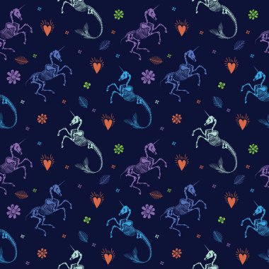 Kusursuz desen. Çiçekler arasında tek boynuzlu at ve mısır iskeletleri. Mermicorn bir denizkızı kuyruğu ile bir tek boynuzlu at. yapraklar ve kalpler. Masal baskısı.