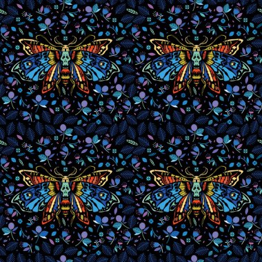 Kusursuz desen. Bir gece çiçek bahçesinde çok renkli Ölü kafa kelebeği. Çiçekler ve yapraklar arasında güve. Cadılar Bayramı ve Ölüler Günü dekorasyonu için idealdir.