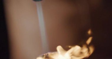 Yangın maruz bir parça gıda yakın çekim