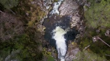 şelale, üst görünüm, video drone yapılmış, Iskoçya Cairngorms Milli Parkı