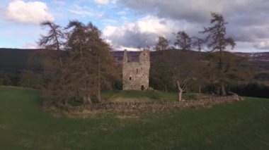 Video bir drone ile kaydedildi, Iskoçya Cairngorms Milli Parkı üzerinde uçuş, eski kale ve dağlar